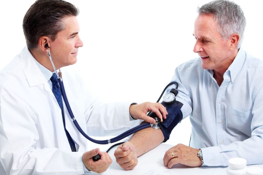 Il medico misura la pressione del paziente con ipertensione